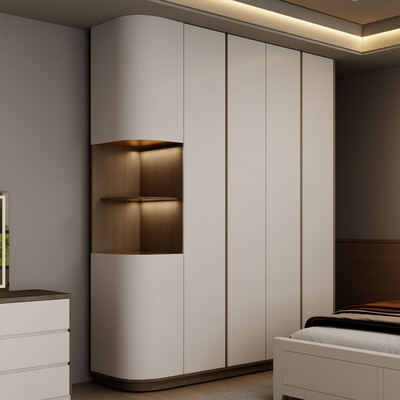 Suite master bedroom completa in legno, King size con ampio spazio, accogliente arredamento minimalista lussuoso e moderno
