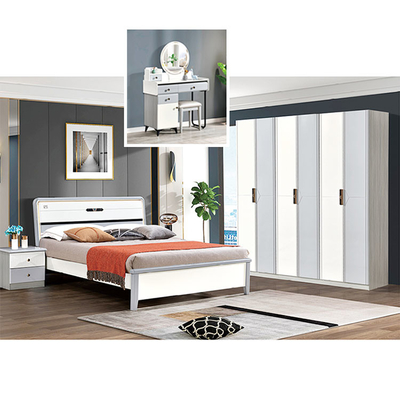 Insieme di camera da letto minimalista di Cabrini